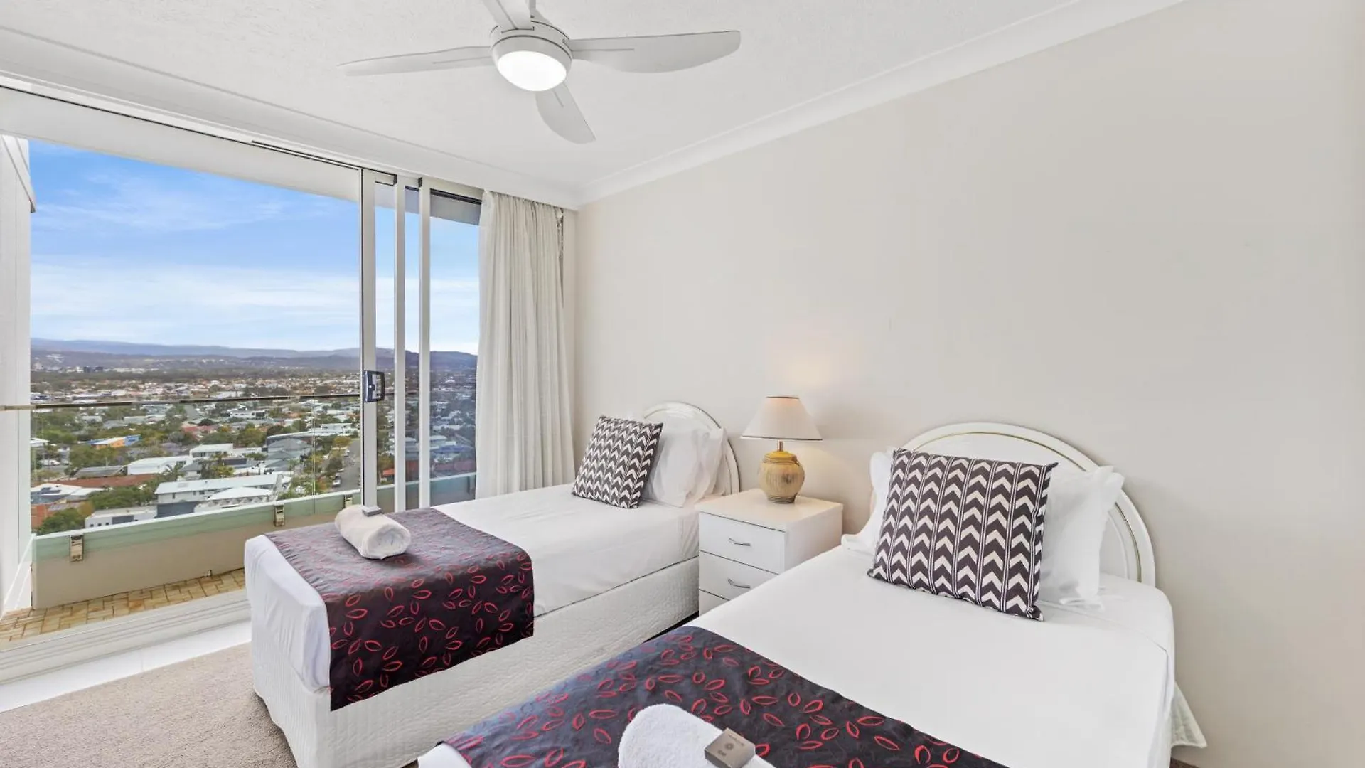 Southern Cross Beachfront Holiday Apartments Gold Coast 4*,